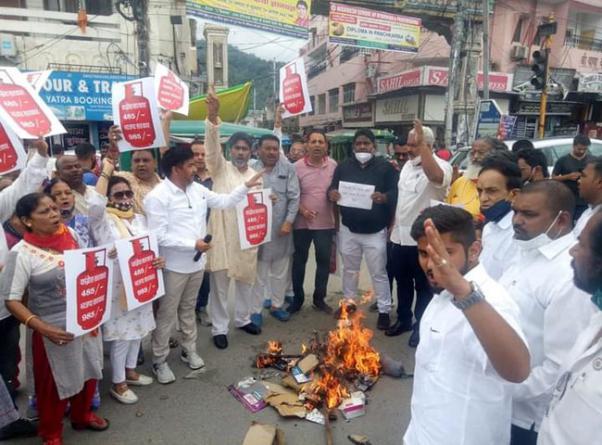 उत्तराखंड में महंगाई के खिलाफ सड़क पर उतरकर कांग्रेस ने बढ़ती जमकर बोला हल्ला