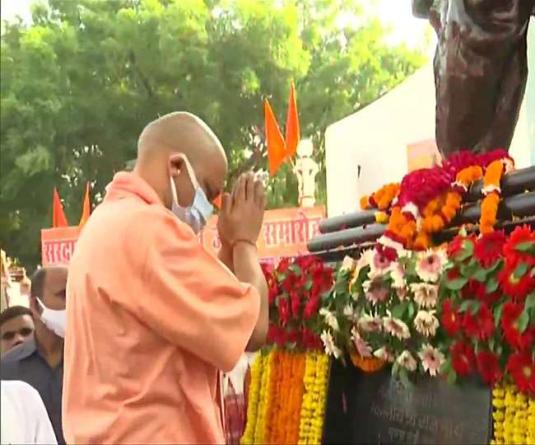 मुख्यमंत्री योगी ने सरदार वल्लभभाई पटेल की जयंती पर लखनऊ के हजरतगंज में उनकी प्रतिमा पर पुष्पांजलि की