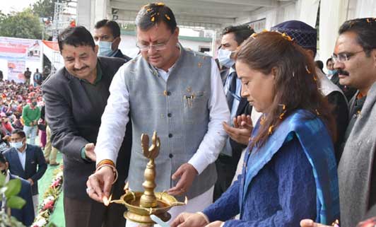 आँगनवाड़ी संगठन द्वारा मुख्यमंत्री का स्वागत करते हुए मानदेय वृद्धि करने पर किया आभार व्यक्त