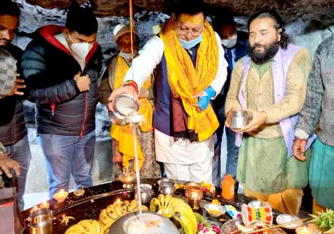 मुख्यमंत्री धामी ने टपकेश्वर महादेव मंदिर में भगवान शिव का जलाभिषेक कर प्रदेश के विकास एवं जनता की कुशलता की कामना की