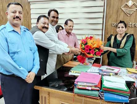 The traders association of Paltan Bazar thanked the District Magistrate Smt. Sonika for carrying out road construction work in Paltan Bazar before Diwali