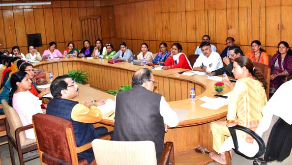 Minister Rekha Arya held review meeting with departmental secretary, officers and Anganwadi organizations