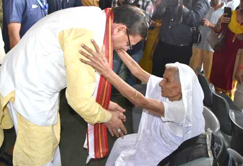 Smt. Rampyari, an elderly freedom fighter, resident of Kannauj, expressed her gratitude by sending a letter to Chief Minister Dhami.