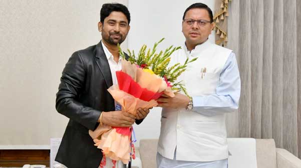 Manmohan Tiwar who is playing the main character in the serial Jai Bharati, paid a courtesy call on the Chief Minister Dhami