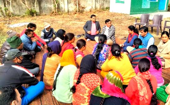 Director General School Education and Director Panchayati Raj Banshidhar Tiwari listened to the problems of the villagers sitting on the ground in Chaupal