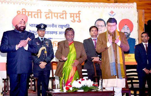 On arrival in Uttarakhand for the first time, President Draupadi Murmu was greeted by citizens at the Chief Minister's residence.