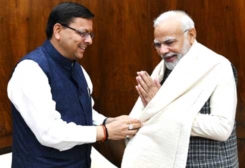 Chief Minister Dhami paid a courtesy visit to Prime Minister Narendra Modi, also presented a shawl made of Kandali fibers