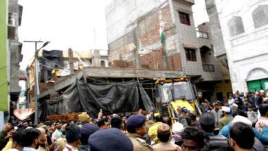 Commissioner Deepak Rawat gave instructions on the occasion of demolition of illegal building construction in line number-8 and 12 Vanbhulpura