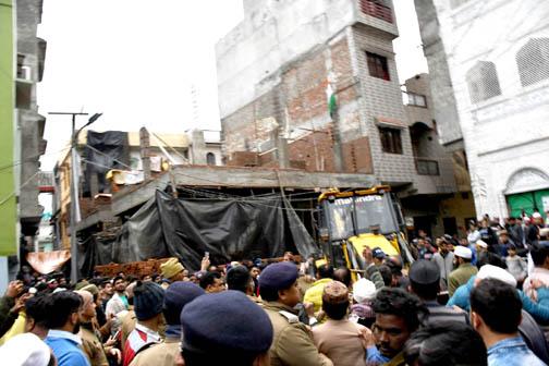 Commissioner Deepak Rawat gave instructions on the occasion of demolition of illegal building construction in line number-8 and 12 Vanbhulpura