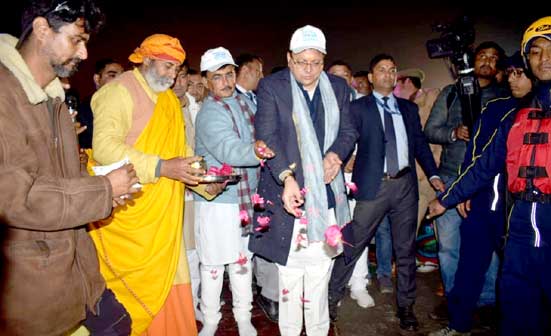 Chief Minister Dhami performed Maa Sharda's aarti at Sharda Ghat in Tanakpur and wished for the happiness and peace of the state.