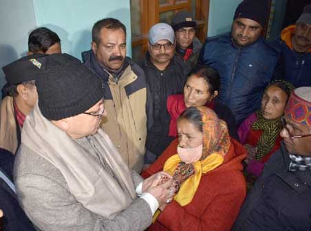 Chief Minister Dhami met the people affected by landslide of Joshimath, assured cooperation and help