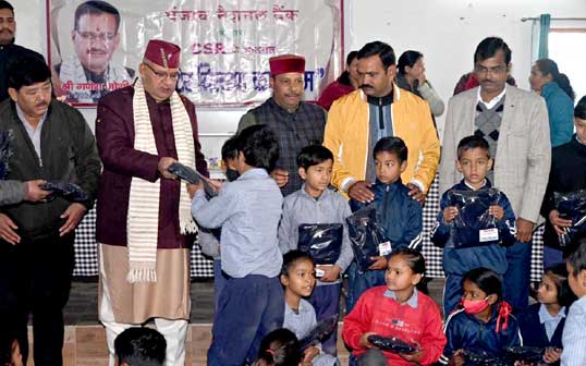 With the help of Punjab National Bank, Cabinet Minister Ganesh Joshi distributed sweaters to the students of Government Inter College, Dobhalwala.