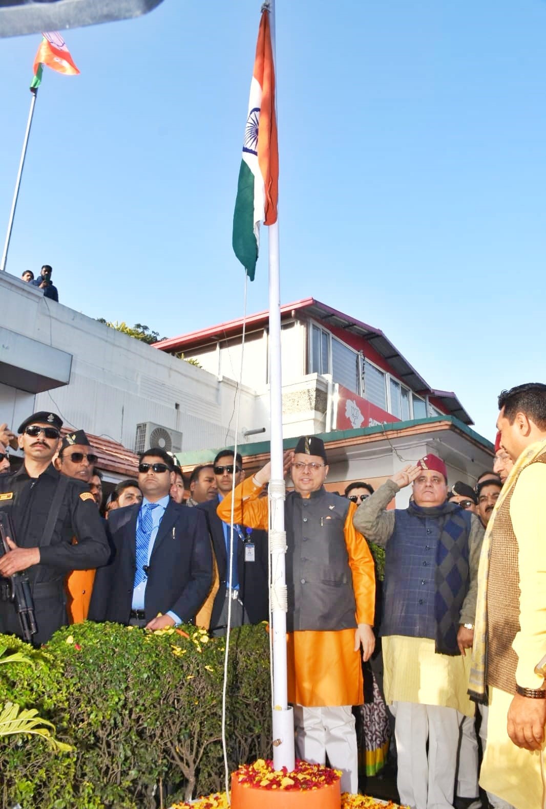 Chief Minister Dhami and BJP state president Bhatt hoisted the national flag at the BJP office