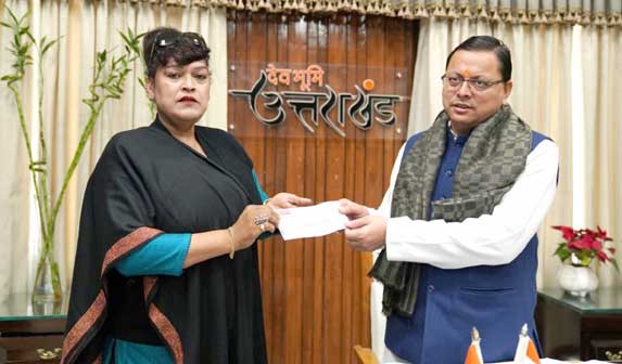 Madam Rajni Rawat handed over a check of Rs 11 lakh to the Chief Minister for the Chief Minister's Relief Fund