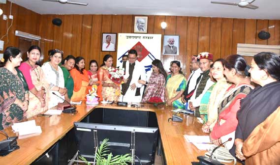 State President of BJP Mahila Morcha, Uttarakhand Smt. Asha Nautiyal and other office bearers met Chief Minister Dhami