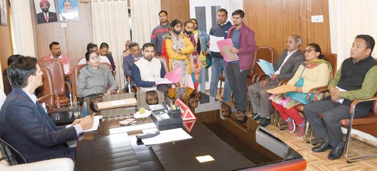 Divisional Commissioner Deepak Rawat solved the pending public problems by meeting with the complainant and officials at the camp office Haldwani