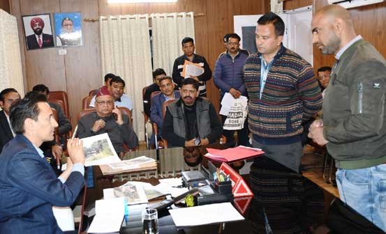 Divisional Commissioner Deepak Rawat solved the pending public problems by meeting with the complainant and officials at the camp office Haldwani