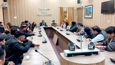 जिलाधिकारी श्रीमती सोनिका ने ऋषिपर्णा सभागार कलैक्ट्रेट में प्रदर्शनकारी बेरोजगार युवाओं के प्रतिनिधियों से की वार्ता