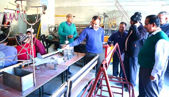 District Magistrate Mayur Dixit did a surprise inspection of the Government Industrial Training Institute in Rudraprayag Rentoli