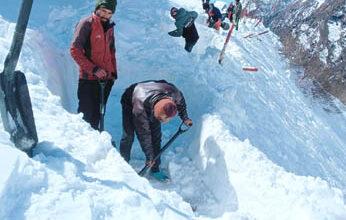 Snow removal work by DDMA from Kedarnath Pedestrian continues at a fast pace