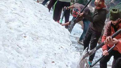 Snow removal work from Kedarnath Yatra route started by DDMA from today