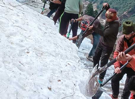 Snow removal work from Kedarnath Yatra route started by DDMA from today