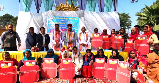 Haridwar district in-charge Minister Satpal Maharaj inaugurated Chief Minister Antyodaya free gas refill scheme