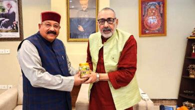 Maharaj met Union Minister Giriraj Singh and inquired about his well-being