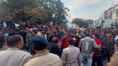 उत्तराखंड में भर्तियों में धांधलियों के विरोध में आंदोलन कर रहे युवाओं ने गाँधी पार्क के बाहर की सड़क जाम