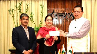 Vice-Chancellor Doon University Prof. Surekha Dangwal handed over a check of Rs.1,91,350 to Chief Minister Dhami for the help of the affected people of Joshimath