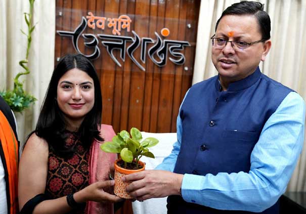 Chief Minister Dhami honored Uttarakhand's daughter Divya Negi