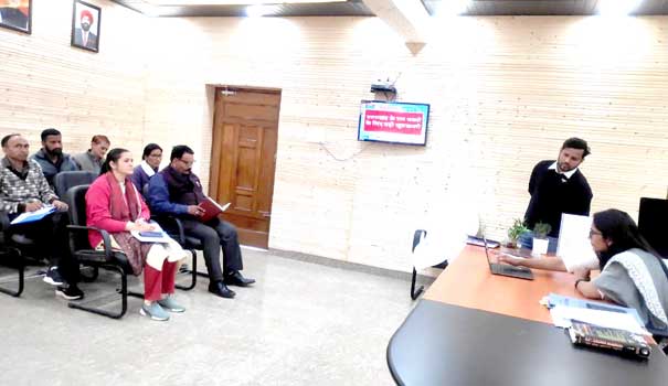 District Magistrate Reena Joshi organized an important meeting with a view to promote eco-tourism and develop clusters of drug producers in Pithoragarh district.