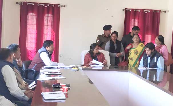 District Magistrate Reena Joshi listened to public problems on Tehsil Day organized in Pithoragarh