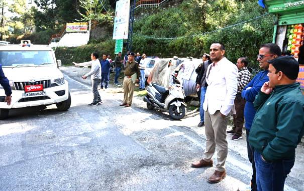 District Magistrate Tehri Garhwal Dr. Saurabh Gaharwar himself reached the spot to take stock of the traffic safety arrangements.