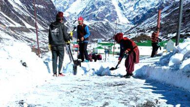 Snow removal work continues fast in Shri Kedarnath Dham and Yatra Marg