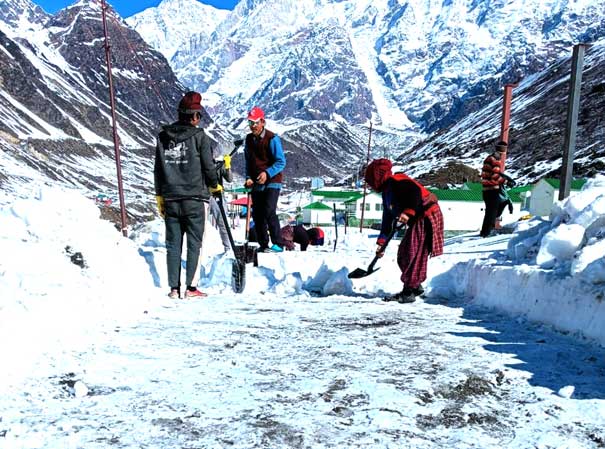 Snow removal work continues fast in Shri Kedarnath Dham and Yatra Marg