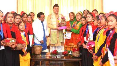 Chief Minister Dhami celebrated Lok Parv Phooldei with children in Bharadisain
