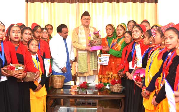 Chief Minister Dhami celebrated Lok Parv Phooldei with children in Bharadisain