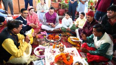 Chief Minister Dhami offered prayers with his family at Maa Daat Kali Temple