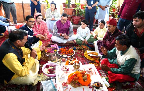 Chief Minister Dhami offered prayers with his family at Maa Daat Kali Temple