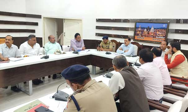 District Magistrate Vinay Shankar Pandey took a meeting regarding making land available for the Personalized Rapid Transit System project