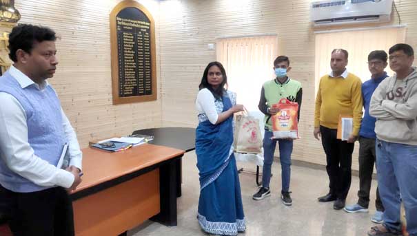 District Magistrate Reena Joshi adopted TB (tuberculosis) patient Suraj of the district as a non-tuberculosis friend.