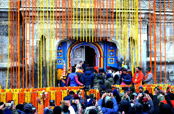 The doors of 11th Jyotirlinga Shri Kedarnath Dham were opened for devotees to visit, Chief Minister Dhami offered prayers