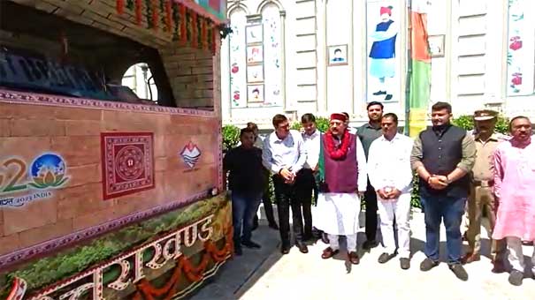 Cabinet Minister Satpal Maharaj flagged off Uttarakhand's tableau "Manaskhand" from Premnagar Ashram