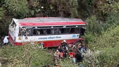 मसूरी मार्ग पर ITBP गेट के पास उत्तराखंड परिवहन निगम की बस हुई दुर्घटनाग्रस्त