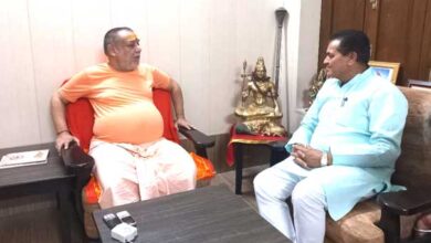 Cabinet Minister Dr. Premchand Aggarwal met Mahamandaleshwar Swami Rajarajeshwarashram Maharaj and received his blessings.