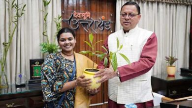 मुख्यमंत्री धामी से भजन गायिका अभिलिप्सा पांडा ने की मुलाकात