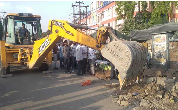 District Magistrate Mrs. Sonika appealed to the public: 'Don't encroach on the footpath'