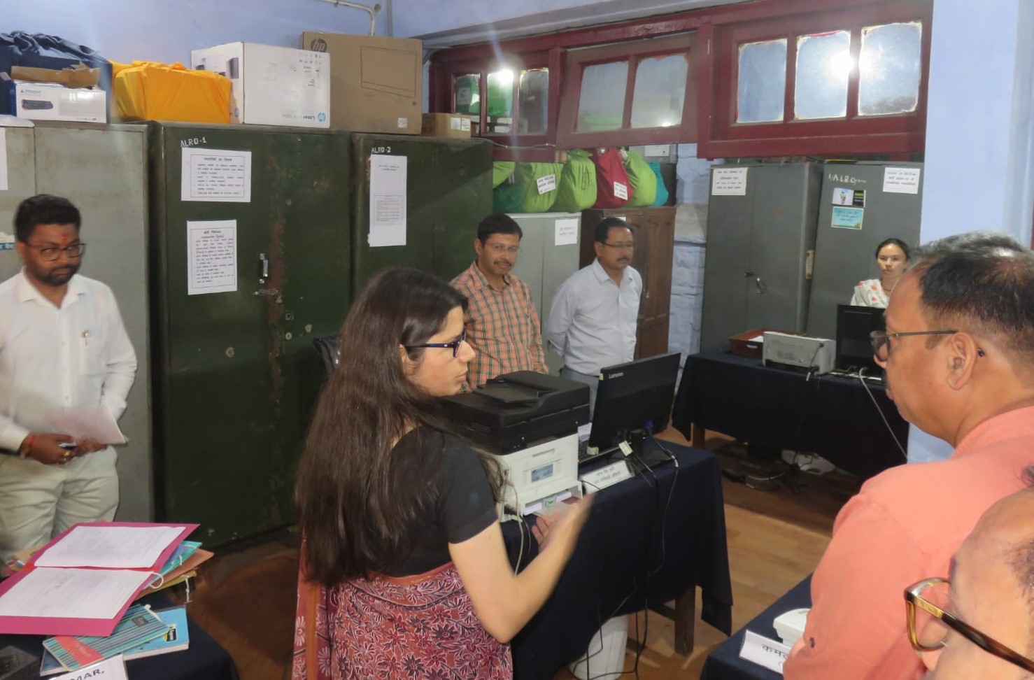 District Magistrate Vandana Singh inspected all the counters including kham, information, bills, revenue of Nainital district office