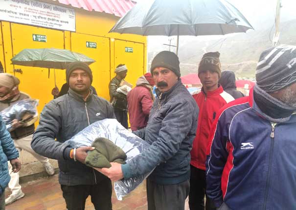 environmental friends doing the work of cleanliness in Kedarnath Dham